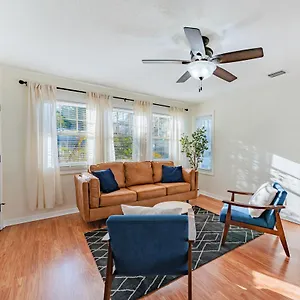  Holiday home Trendzy W/ King Bed And A Walk To Starbucks